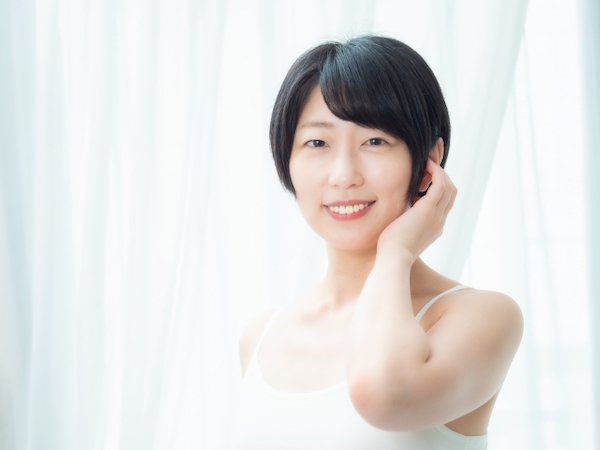 横浜市桜木町の歯医者「みらい歯科」｜ブログ｜昔入れた差し歯を、セラミックでより美しく｜歯を見せて笑う女性の画像